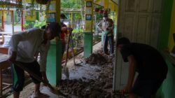 Tim JEMARI Sakato Bersih-Bersih Lumpur di Sekolah Terdampak Banjir Longsor Pessel
