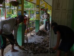 Tim JEMARI Sakato Bantu Bersih-Bersih Lumpur di Sekolah Terdampak Banjir Longsor Pessel