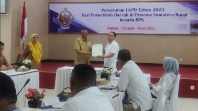 Bupati Rusma Yul Anwar Serahkan LKPD 2023