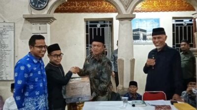 Safari Ramadhan bersama Gubernur, KI Sumbar Salurkan Sedekah Al Quran
