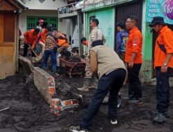 Pasca Banjir Lumpur Marapi, Masyarakat dan Aparat Bahu Membahu Bersihkan Sisa Material