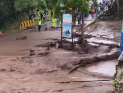 Lahar Dingin Meluncur Deras di Aie Angek
