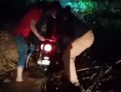 Jalan Sitingka Palupuah- Matur Tertimbun Longsor, tak Bisa Dilewati