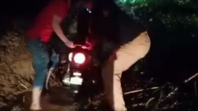 Jalan Sitingka Palupuah- Matur Tertimbun Longsor, tak Bisa Dilewati
