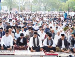 Ribuan Jemaah Shalat Idul Fitri di Lapangan Cindua Mato Batusangkar