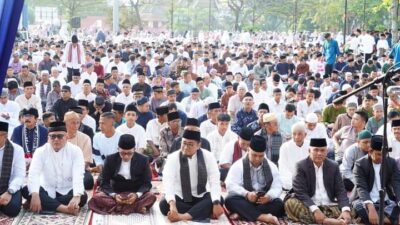Ribuan Jemaah Shalat Idul Fitri di Lapangan Cindua Mato Batusangkar