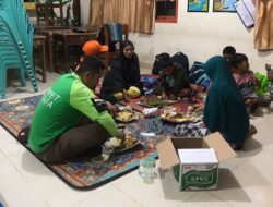Relawan DDS Babagi Pabukoan dan Sahur bagi Warga Terdampak Banjir Lahar Dingin Bukik Batabuh
