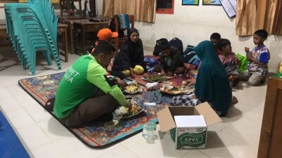 Relawan DDS Babagi Pabukoan dan Sahur bagi Warga Terdampak Banjir Lahar Dingin Bukik Batabuh