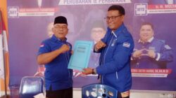 H. Yulianto Serahkan Berkas Pendaftaran Bacalon Bupati Pasbar ke Partai Demokrat