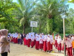Murid SD di Pesisir Selatan Diajarkan Praktik Gosok Gigi