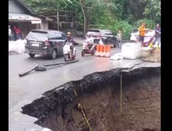 Jalan di Kelok Hantu Aie Angek Amblas, Pengendara Hati-hati