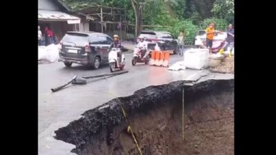 Jalan di Kelok Hantu Aie Angek Amblas, Pengendara Hati-hati
