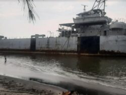 Posisi KRI Teluk Bone Miring Dihempas Gelombang