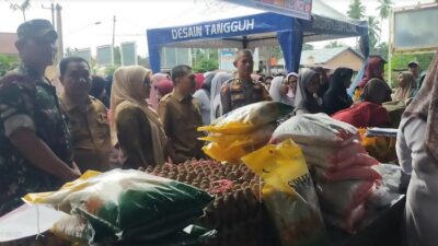 Warga Pasbar Antre Beli Sembako di Gerakan Pangan Murah