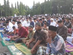 Ribuan Jamaah Rayakan Hari Kemenangan di Halaman Kantor Bupati Dharmasraya