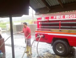 Damkar Agam Bantu Warga Menyemprot Sedimen Baniir Lahar Dingin