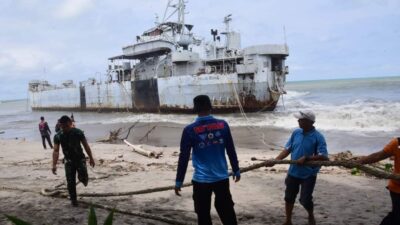 Angin Kencang, Eks KRI Teluk Bone Kandas ke Pantai Talao Pauah