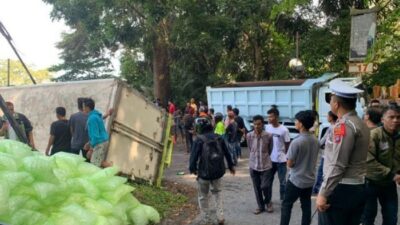 Truk Terguling di Kelok 44, Akses Jalan Buka Tutup