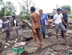 Pasca Banjir Lahar Dingin Marapi-Singgalang  Siswa dan Guru Ikut Bersihkan Rumah dan Lingkungan Warga Dari Lumpur
