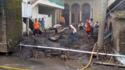 Masjid Digenangi Lumpur Banjir Marapi Singgalang Prioritas Dibersihkan Relawan.