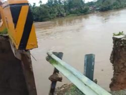 Jembatan Nasional di Pasaman Barat Terancam Putus Akibat Derasnya Aliran Sungai Batang Saman
