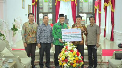 Respons Terhadap Bencana Alam di Sumbar, Apical Group Serahkan Bantuan Minyak Goreng Camar ke Gubernur