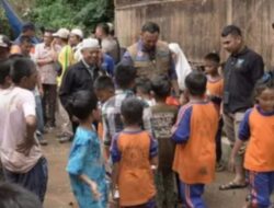 Bupati Sijunjung dan Relawan Tanggap Banjir Bandang di Nagari Padang Sibusuk