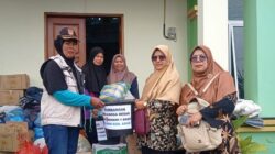 Keluarga Besar SMKN 1 Baso Bersihkan Rumah Terdampak Galodo