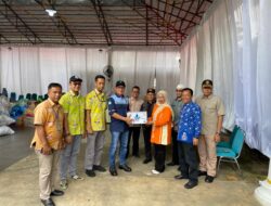 Lise Eka Putra Terima Simbolis Bantuan Perumda AM Kota Padang Peduli
