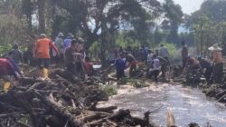 Ratusan Warga Ampek Angkek Gotong Royong Bersihkan Alur Sungai Berhulu dari Marapi