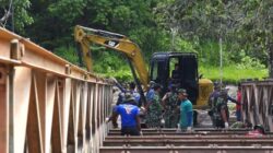 Tentara Kembali Bangun Jembatan Bailey di di Sungai Jambu Pariangan