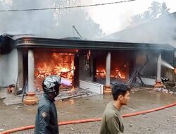 Rumah dan Bengkel di Pasbar Ludes Terbakar Diduga karena Arus Pendek 