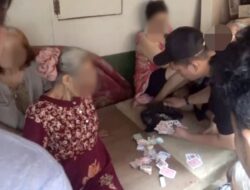 Tim Klewang Tangkap Lima Emak-emak di Padang saat Main Remi