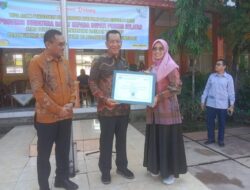 Bupati Pessel Terima Penghargaan dari Kemendikbud