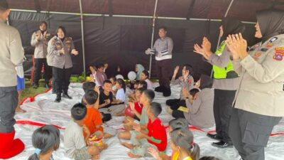 Polres Tanah Datar Beri Trauma Healing untuk Anak-anak Korban Galodo
