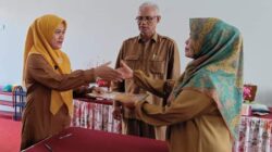 Sertijab Di SD 18 Kubang Pipik, Yenfeni Pensiun Penggantinya Dewi Rahmi