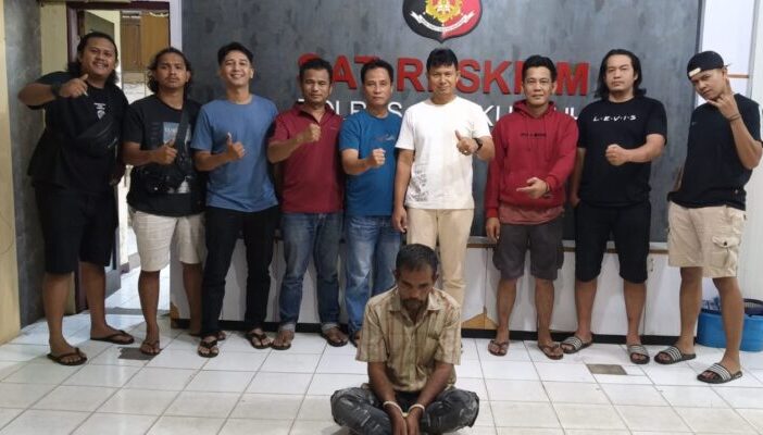 Kasatreskrim Polres Payakumbuh dan jajarannya memperlihatkan buronan kasus persetubuhan anak dibawah umur.
