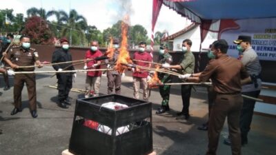 Kejari Agam Musnahkan Barang Bukti 26 Perkara Kejahatan