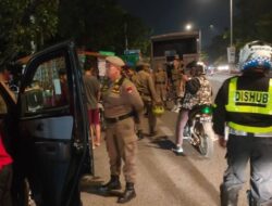 Tim Gabungan Tertibkan Kendaraan di Depan RS Hermina Padang