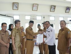 Bupati Safaruddin Serahkan SK Perpanjangan Masa Jabatan Wali Nagari
