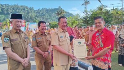 Bupati Berikan Penghargaan untuk Enam Koperasi Berprestasi
