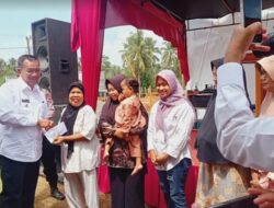 Bupati Serahkan Kartu BPJS Kesehatan di Air Pura