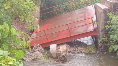 Jembatan di Kota Pariaman Ambruk