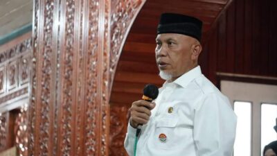 Pemprov Sumbar Serahkan Paket Sembako bagi Masyarakat Tanah Datar Terdampak Galodo