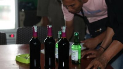 Pol PP Padang Amankan Puluhan Botol Miras