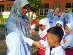 Murid SD di Pessel Diberi Obat Cacing