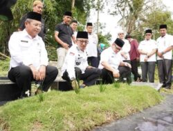 Bupati Eka Putra dan Jajaran Pemkab Ziarah ke Kuburan Almarhum Irdinansyah Tarmizi