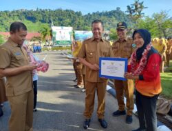 Rusma Serahkan Penghargaan kepada Atlet PON Asal Pesisir Selatan