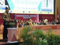 Epyardi Asda Diundang UNP untuk Memotivasi Wisudawan