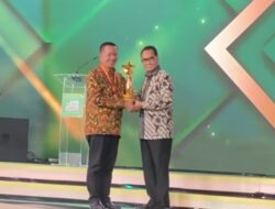 Bupati Pesisir Selatan Terima Penghargaan Anugerah Wahana Tata Nugraha